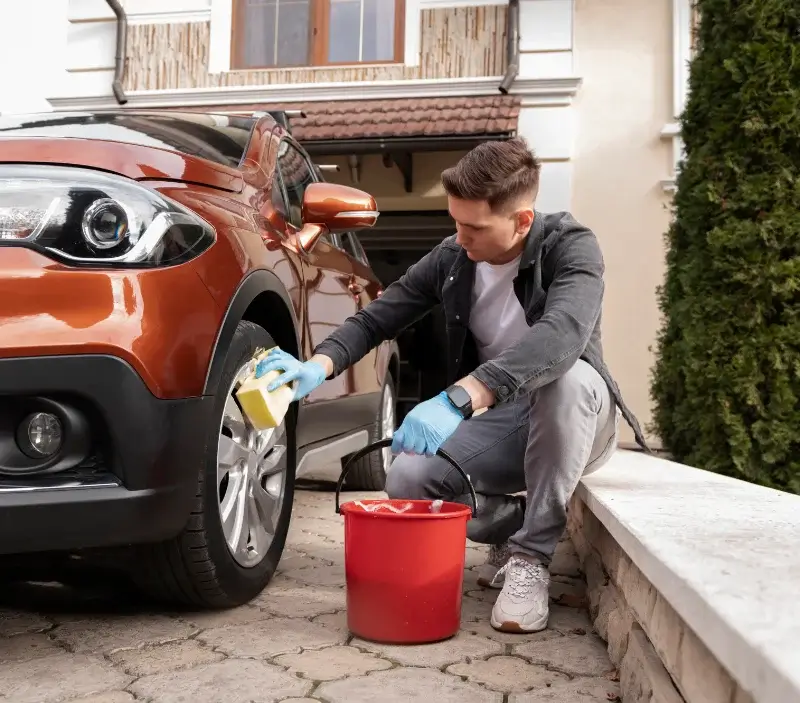 Lavage auto à domicile Saint-Étienne-de-Valoux : professionnel intervenant sur un véhicule